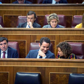 El secretario general del PP, Teodoro García Egea (centro) conversa con la portavoz en el Congreso, Dolors Montserrat en el Parlamento (LUCA PIERGIOVANNI | EFE)