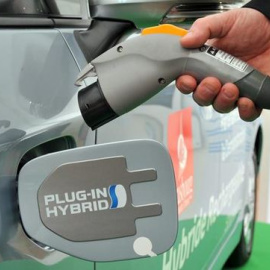 El Gobierno multara con 30 millones a las gasolineras que no se reconviertan en 'electrolineras' | EFE