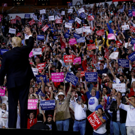 El presidente de EEUU, Donald Trump, saluda a los asistentes a un mitin electoral en Houston (Texas, EEUU).  REUTERS/Leah Millis