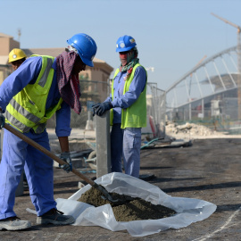 Personas de India y Bangladesh, entre otros países, trabajan en la construcción de los estadios en los que se jugará el Mundial de Catar de fútbol. Imagen de Archivo.