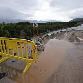 Una carretera local cortada en los alrededores de Gandía por las fuertes lluvias. (NATXO FRANCÉS | EFE)