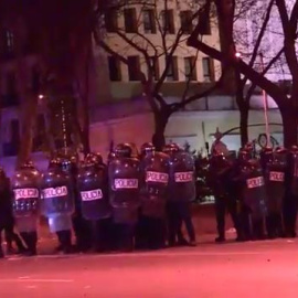 22M La policia carga contra la pancarta del No pasarán