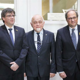El president de la Generalitat de Catalunya, Quim Torra (d), l'expresident català Carles Puigdemont (i) i el president del Parlament de Flandes, Jan Peumans (c), davant les càmeres moments abans de la reunió celebrada aquest dilluns a la seu d'aquest o