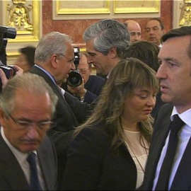 Emotivo abrazo de Alfonso Guerra al hijo de Suárez