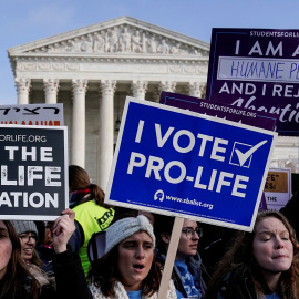 Los manifestantes en contra del aborto se reúnen en la Corte Suprema en Washington. / Reuters