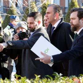 El líder de Vox, Santiago Abascal (3d), junto al secretario general, Javier Ortega Smith (2d). / EFE