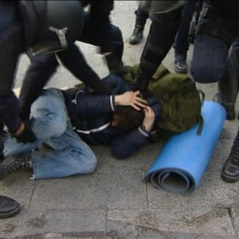 Los antidisturbios desalojan a los acampados en Sol