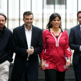 Pablo Iglesias, Alberto Garzón, Teresa Rodríguez y Antonio Maillo en la entrada del Congreso / Izquierda Unida