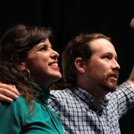La candidata de Adelante Andalucía a la Presidencia de la Junta, Teresa Rodríguez, junto al secretario general de Podemos, Pablo Iglesias, en el acto ‘La mitad del camino hacia un nuevo país’, que ha tenido lugar en Sevilla. EFE/Raúl Caro