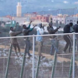 400 inmigrantes intentan saltar por la valla de Melilla