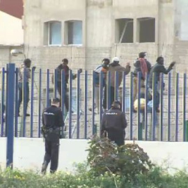 Unos 800 inmigrantes intentan saltar la valla fronteriza de Melilla