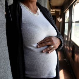 Los ciudadanos con recursos viajan al extranjero para realizar el proceso fuera del país. REUTERS