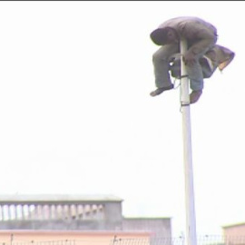 Un inmigrante se encarama siete horas en lo alto de una farola en Melilla