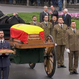 La descarga de fusilería pone fin a los honores militares