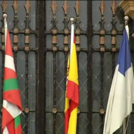 El alcalde de Bildu no cumple con el luto oficial por Suárez