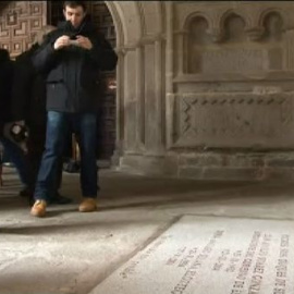 Decenas de ciudadanos se acercan a la tumba de Adolfo Suárez para rendirle un último tributo