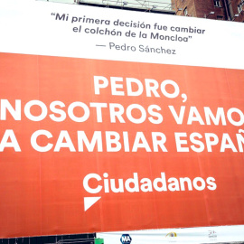La lona que Ciudadanos ha colgado en la fachada un edificio de Avenida de América contra Pedro Sánchez. | Ciudadanos