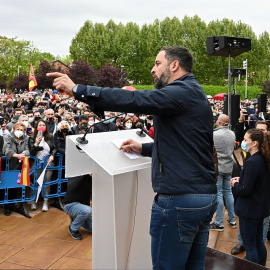  l presidente de Vox, Santiago Abascal, interviene en un acto de campaña junto a la candidata a la Comunidad de Madrid, Rocío Monasterio. EFE/Fernando Villar
