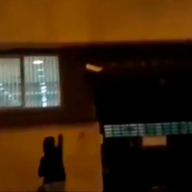 Jóvenes de Arran arrojan pintura a la fachada de la Policía Nacional de Terrasa.