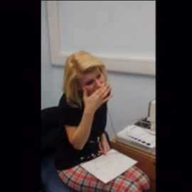 Una mujer oye por primera vez tras 40 años de silencio