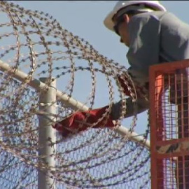 Se está construyendo una alambrada con concertinas y un foso cerca de la valla en Marruecos