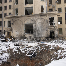  Un cráter de proyectil fuera de un edificio dañado después de un bombardeo en Kharkiv, Ucrania, 13 de marzo de 2022 (publicado el 14 de marzo de 2022).- EFE