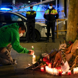 Flores y velas en memoria por las personas fallecidas en el incendio ocurrido en un local ocupado en la Plaza Tetuan de Barcelona. EFE/Enric Fontcuberta.