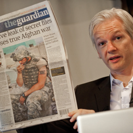 El fundador de Wikileaks, Julian Assange, con una edición de 'The Guardian' tras la filtración de los cables confidenciales de EEUU sobre la diplomacia estadounidense, Guantánamo, las guerras de Irak y Afganistán. Fotografía de julio de 2010. - LEON 