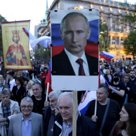  Un hombre sostiene una foto del presidente ruso, Vladimir Putin, durante una protesta prorrusa en Belgrado, Serbia, el 15 de abril de 2022. Las tropas rusas ingresaron a Ucrania el 24 de febrero, lo que llevó al presidente del país a declarar la ley ma