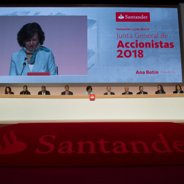 La presidenta del Banco Santander, Ana Botín, durante su intervención en la Junta General Ordinaria de Accionistas 2018 celebrada en la capital cántabra. EFE/Pedro Puente Hoyos