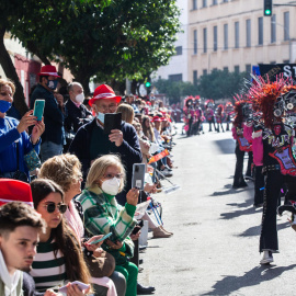  Varias personas fotografían una comparsa en el Carnaval de Badajoz, a 27 de febrero de 2022, en Badajoz, Extremadura (España). - EUROPA PRESS