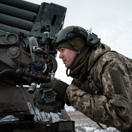  Un militar ucraniano de la unidad de artillería de la 80.ª Brigada de Asalto Aéreo se ajusta a través del visor cerca de Bajmut el 7 de febrero de 2023, en medio de la invasión rusa de Ucrania. YASUYOSHI CHIBA / AF