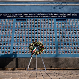  23 de febrero de 2023, Ucrania, Kiev: Una vista de la pared del monumento a los caídos de Ucrania en la pared del Monasterio Mykhailivsky Golden Dome en la calle Trohsvyatitelska cerca de la plaza Mykhailivska, antes del primer aniversario de la guerra 