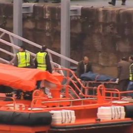 Llegan a puerto los cuerpos de los tres fallecidos en el hundimiento de un pesquero en Vigo