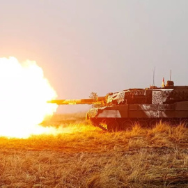 Los tanques Leopard 2A7 del ejército danés y los vehículos de combate de infantería CV-90 del ejército estonio asisten a un ejercicio de tiro en vivo en Perakula (Estonia). Foto: Ints Kalnins / Reuters