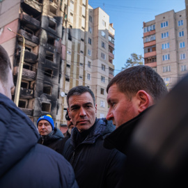  El presidente del Gobierno de España, Pedro Sánchez (c), y el alcalde de Irpín, Oleksandr Markushin (1d), durante una visita a Irpín, a 23 de febrero de 2023, en Irpín (Ucrania). David Melero / Europa Press