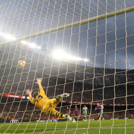 Imagen de un partido de LaLiga Santander entre Barcelona y Betis.- REUTERS