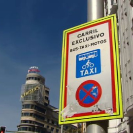 Algunos conductores también paran en el carril bus de Gran Vía
