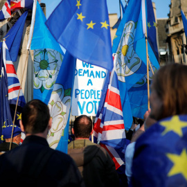 Manifestantes contra el brexit a las afueras del Parlamento británico este lunes. REUTERS/Alkis Konstantinidis