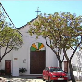 Un pueblo molesto porque no entiende a su cura cuando habla.