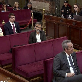 Captura de la señal institucional del Tribunal Supremo. Jordi Turull, exportavoz y exconsejero de la presidencia (d), y el exconsejero de Interior Joaquim Forn (i), durante la sesión celebrada este jueves en el Tribunal Supremo. /EFE