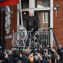 Fotografía de archivo del 19 de mayo del 2017 que muestra al fundador de Wikileaks, Julian Assange, mientras comparece ante los medios desde el balcón de la embajada ecuatoriana en Londres (Reino Unido). - EFE