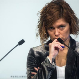 La diputada al Parlament Elisenda Alamany en roda de premsa, cara visible de l'ala sobiranista dels comuns, durant la roda de premsa que ha ofert al Parlament explicant els motius de la renúncia. EFE / Quique Garcia