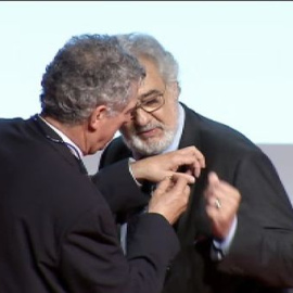 Plácido Domingo recibe la medalla de oro y brillantes de la Federación española de Fútbol