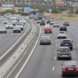 Varios vehículos circulan por la autovía A-5, a 26 de agosto de 2022.