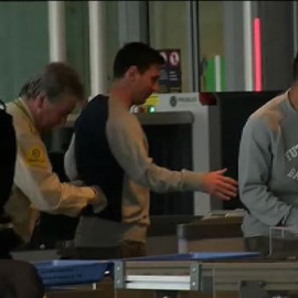 Messi, cacheado en el arco de seguridad del Prat