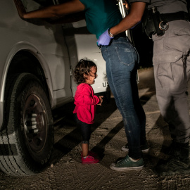 'Niña llorando en la frontera', de John Moore, muestra a una niña hondureña retenida en la frontera entre Estados Unidos y México. / Getty Images - Reuters