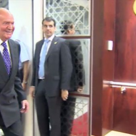 Don Juan Carlos inicia en Abú Dabi su gira por el Golfo Pérsico