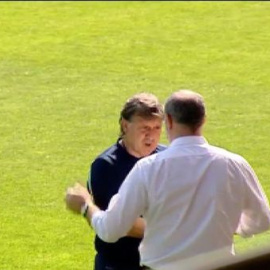 Cumbre entre Tata y Zubi sobre el césped de Sant Joan Despí