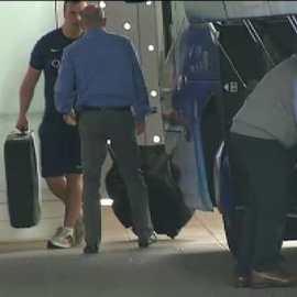 Maletas y una muleta en el equipaje del autobús del Barça